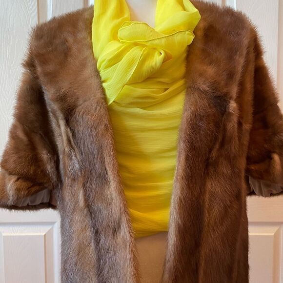 VINTAGE MINK STOLE IN FAWN COLOR BY BAMBERGER’S FUR SALON - Picture 3 of 10